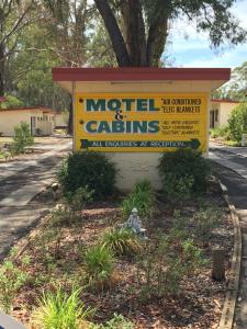 un panneau indiquant un motel et des calillas dans l'établissement Wagon Wheel Motel & Units, à Coonabarabran