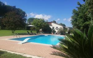 ein Pool vor einem Haus in der Unterkunft Villa Marila relax con piscina in campagna in Pietramelara