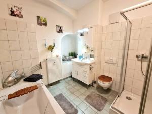 a bathroom with a shower and a toilet and a sink at NEU: Großzügige Citywohnung mit XXL Dachterrasse! in Freiberg