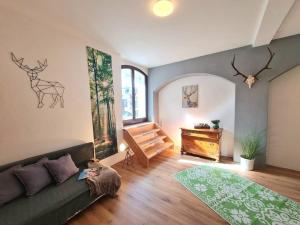 sala de estar con sofá y mesa en NEU: Großzügige Citywohnung mit XXL Dachterrasse!, en Freiberg