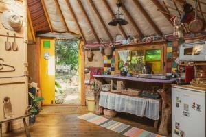 Una cocina o cocineta en "היורט באבירים" מסע בזמן אל פשטות, שקט וחיבור לטבע