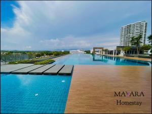 Bazén v ubytování MAYARA Homestay @ Residensi Lili nebo v jeho okolí