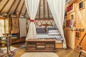 Cama o camas de una habitación en The Yurt in Abirim