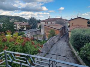 eine kleine Straße in einer Stadt mit Gebäuden in der Unterkunft dal vecio Carli in SantʼAmbrogio di Valpolicella