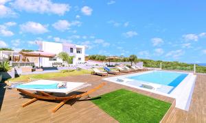 Villa con piscina y tumbonas en Stavento Luxury Villa Private Pool, en Georgioupolis