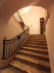 een trap in een huis met een trap bij Maison De l'Aguze in Saint-Pons