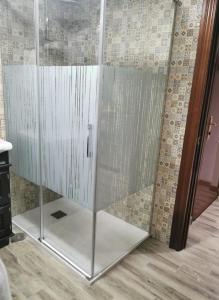 - une cabine de douche avec des portes en verre dans la chambre dans l'établissement FUENGIROLA ESTUDIO PLAYA PERLA 2, à Fuengirola