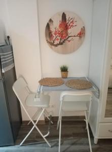 a table and two chairs in a room at FUENGIROLA PLAYA y PISCINA PERLA 2 ESTUDIO in Fuengirola