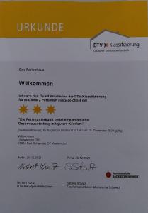 una carta de visado con un documento en ella en Ferienhaus Willkommen, en Bad Schandau