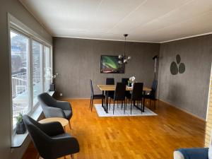 uma sala de jantar com mesa e cadeiras em Big central house, free parking, wifi, 3 bedrooms em Narvik