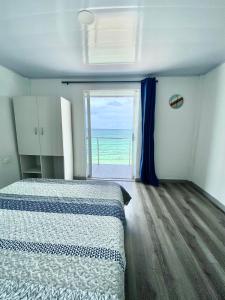 a bedroom with a bed and a view of the ocean at Villas Encanto in Barú