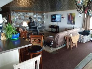 ein Wohnzimmer mit einem Sofa und einem Tisch in der Unterkunft 2,000 ft home on the St Lawrence, incredible views Canada, hot tub in Ogdensburg