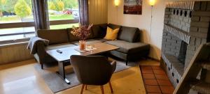 - un salon avec un canapé et une table dans l'établissement Øen Turistsenter Apartments, à Geilo