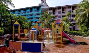 um parque infantil na água em frente a um edifício em D'Vista Residenz in Lotus Desaru Beach Resort em Desaru