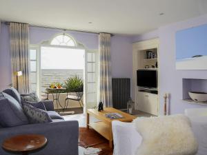 een woonkamer met een bank en een tafel bij Seashore Apartment in Sandgate