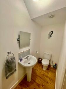 Kylpyhuone majoituspaikassa Serviced Accommodation Moray - Lesmurdie House No 2