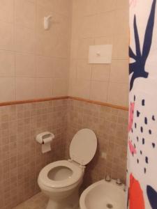 La salle de bains est pourvue de toilettes et d'un lavabo. dans l'établissement Plaza España, à Mendoza