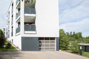 ein weißes Apartmenthaus mit Garage in der Unterkunft Customflats - Tiefgarage - Terrasse - Uninähe in Ulm