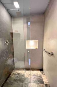 y baño con ducha y puerta de cristal. en La Vista EcoHouse, en Macanal