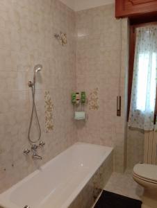 uma casa de banho com banheira e WC em Il Faggio em Beura