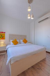 Katil atau katil-katil dalam bilik di Lovely 1 Bedroom with private heated Jacuzzi at Sholan El Gouna
