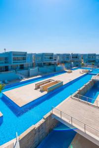 Kolam renang di atau dekat dengan Lovely 1 Bedroom with private heated Jacuzzi at Sholan El Gouna