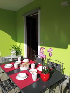 una mesa con platos y flores encima en Il Faggio, en Beura
