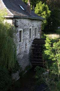 een oud stenen huis met een trap in een tuin bij Au 13 Faubourg de France, 160m carrés à 50m de la Semois et 200m de l'animation du centre ville in Bouillon