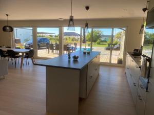 Kuchyň nebo kuchyňský kout v ubytování Hus nära havet i Olofsbo