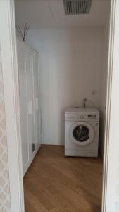 uma máquina de lavar e secar roupa num pequeno quarto em Apartment Milano Via Roncaglia em Milão