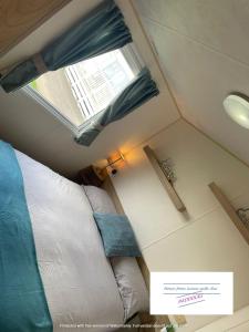 Postel nebo postele na pokoji v ubytování Robin hood Caravan park North Wales Free Wi-Fi and Smart TVs Passes not included