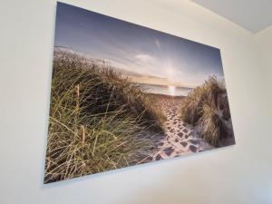 una imagen de una playa con dunas de arena y césped en Apartment nahe Meyer Werft in Ostfriesland mit Küche & Netflix, en Westoverledingen