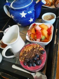 uma mesa com um prato de comida e taças de fruta em Maison De l'Aguze em Saint-Pons