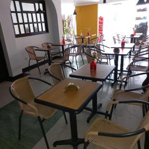 una fila de mesas y sillas en un restaurante en Hotel Ferrovial Corferias, en Bogotá