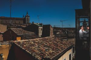 dos hombres parados en la azotea en Casa Urbana Adolfo en Toledo