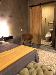 a bedroom with a bed and a bathroom with a toilet at Hellen House Bello Horizonte in Santa Marta +40 photos