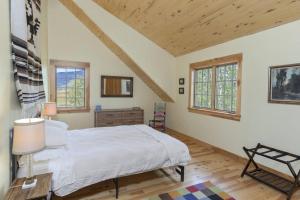En eller flere senge i et værelse på Hughes Ranch - Wilson Mesa, 70 Acres with Views upon Views