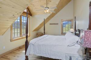 En eller flere senge i et værelse på Hughes Ranch - Wilson Mesa, 70 Acres with Views upon Views