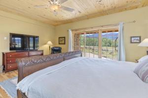 En eller flere senge i et værelse på Hughes Ranch - Wilson Mesa, 70 Acres with Views upon Views