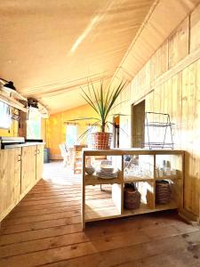 uma cozinha com uma mesa com uma planta em Luxe Lodgetent em Holten