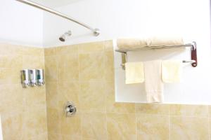 a bathroom with a shower with towels in it at Budget Inn Lake Wales in Lake Wales +30 photos
