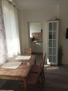een eetkamer met een houten tafel en stoelen bij Apartment Starfish in Varna