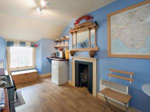 ダートマスにあるThe Chartloftの青い壁のリビングルーム(暖炉付)