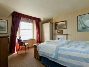 ダートマスにあるThe Chartloftのベッドルーム1室(ベッド1台、デスク、窓付)