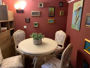 - une salle à manger avec une table et des chaises dans l'établissement Aparthotel Mari, à Tbilissi