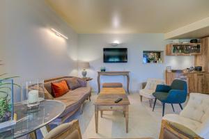 ein Wohnzimmer mit Sofa und Tisch in der Unterkunft Hôtel Restaurant la Corniche in Bastia