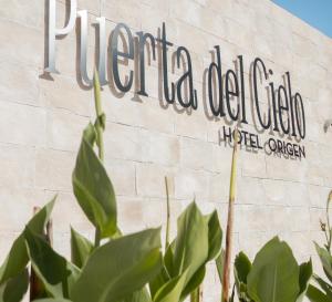 un panneau pour un hôpital avec des plantes devant lui dans l'établissement Puerta del Cielo Hotel Origen, à Bacalar