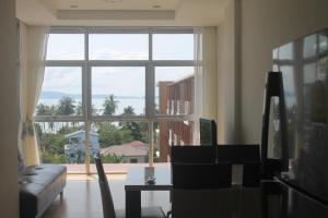 sala de estar con vistas a una ventana grande en Enjoy Krabi and Relax, en Klong Muang Beach