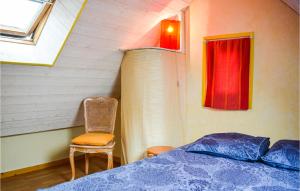 Łóżko lub łóżka w pokoju w obiekcie Cozy Home In Plouézec With Wifi