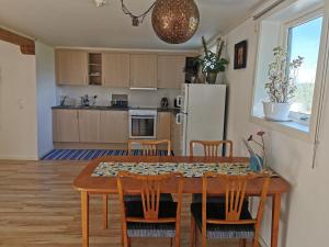 a kitchen and dining room with a table and chairs at Tofta Konstgalleri-Familjelägenhet in Varberg